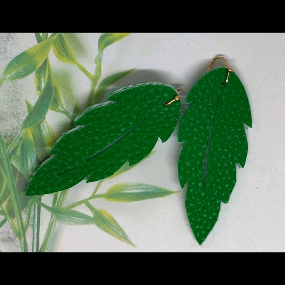 3/$20 Green leaf vegan leather dangle earrings - Picture 3 of 3
